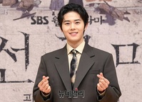 [포토] 김동준, 여심 잡는 손하트