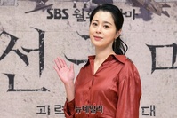 [포토] 배우 서영희, 수줍은 손인사