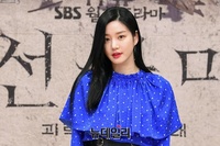 [포토] 화사한 파란원피스로 포인트 준 이유비