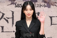 [포토] 배우 정혜성, 시크한 손인사