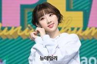 [포토] 위클리 신지윤, 팬들을 위한 상큼한 하트