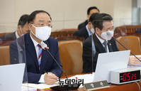 [포토] 의원들의 질문에 답하는 홍남기 부총리
