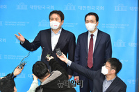 [포토] 기자들의 질문에 답하는 성일종·정양석