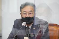 [포토] 비대위원장·중진의원 회의 참석한 정진석 의원