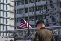 [포토] '애틀랜타 총격 추모' 조기 게양된 주한 미국대사관