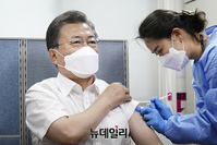 [포토] 아스트라제네카 백신 접종하는 文대통령