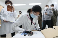 [포토] 초저온으로 운반된 화이자 백신, 4월부터 고령층 접종