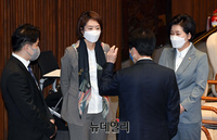 [포토] 대화 나누는 고민정·양향자