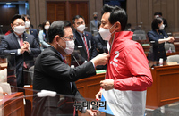 [포토] '2번' 적힌 당복 입는 오세훈 서울시장 후보