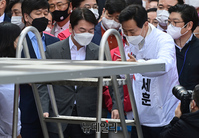 [포토] 오세훈 후보 유세장에 등장한 안철수 