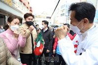 [포토] 남대문 시장 찾아 지지호소 하는 오세훈 후보