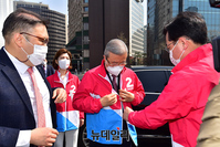 [포토] 국민의힘 당복 입는 김종인 비대위원장