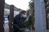 [포토] 천안함 전사자 故 이상준 중사 추모비 찾은 박형준 