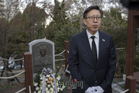 [포토] 서해수호의날 추모비 참배한 박형준 "천안함 46용사 잊지 않겠다"