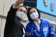 [포토] 시민들과 사진찍는 박영선 서울시장 후보