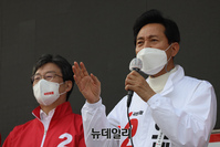 [포토] 유승민 선대위원장과 용문시장 찾은 오세훈 후보