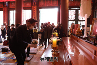 [포토] 조계사 대웅전 찾은 오세훈 후보