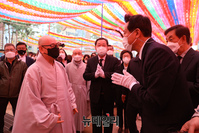 [포토] 지현스님과 인사 나누는 오세훈 후보