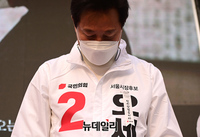 [포토] 천안함피격 11주기, 추모 묵념하는 오세훈 