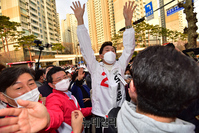 [포토] 송파구 새마을시장서 지지자에 둘러싸인 오세훈