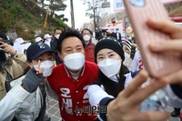 [포토] 지지자들과 기념사진 찍는 오세훈 후보