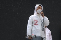 [포토] 우비입고 지지호소하는 오세훈 서울시장 후보