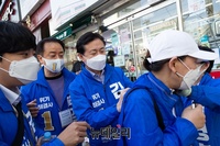 [포토] 지지자에게 사인해주는 김영춘 후보