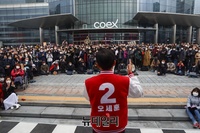 [포토] 코엑스 방문한 오세훈, 유세에 몰린 인파