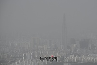 [포토] 서울전역 '황사경보' 발효, 뿌옇게 보이는 도심