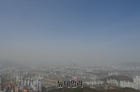 [포토] 파란하늘 아래 미세먼지 띠...서울 뒤덮은 중국발 황사