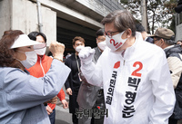 [포토] 주민들과 인사 나누는 박형준 부산시장 후보