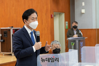 [포토] 복지공약 발표 간담회 및 정책협약식 참석한 김영춘