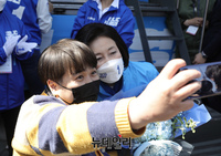 [포토] 시민들과 사진찍는 박영선 후보