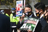 [포토] 구속 만4년 朴 전 대통령 석방 촉구하는 조원진 