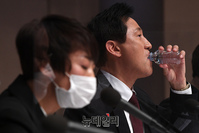 [포토] 물 마시는 오세훈 국민의힘 서울시장 후보