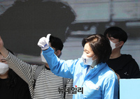 [포토] 엄지 들어보이는 박영선 후보