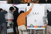 [포토] 보궐선거 사전투표 D-1, 서울역에 마련된 사전투표소