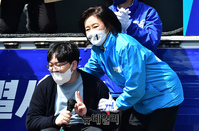 [포토] 장애인 지지자와 인사 나누는 박영선 후보