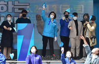 [포토] 종이비행기 날리는 박영선 후보