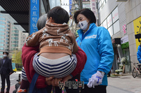 [포토] 시민들과 인사 나누는 박영선 후보