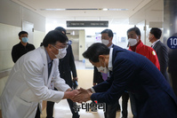 [포토] 송관영 원장과 인사 나누는 오세훈 후보