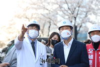 [포토] 권역응급의료센터 증축공사 현장 둘러보는 오세훈 후보