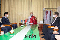 [포토] 영제스님과 대화 나누는 김영춘 후보