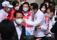 [포토] 주먹인사 나누며 유세장 입장하는 오세훈