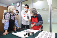 [포토] 노인복지관 찾은 오세훈 서울시장 후보