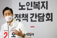 [포토] 노인복지 정책간담회 갖는 오세훈