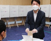 [포토] 사전투표하는 안철수 대표