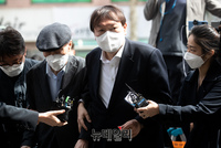 [포토] 아버지 모시고 사전투표소 찾은 윤석열 전 총장