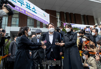 [포토] 아버지 모시고 투표소 떠나는 윤석열 전 총장