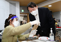 [포토] 설명 듣는 윤석열 전 검찰총장